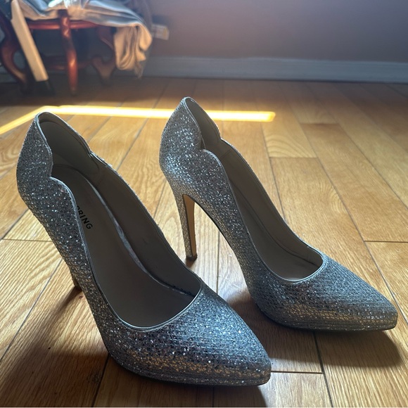 Silver Pumps - Picture 3 of 4